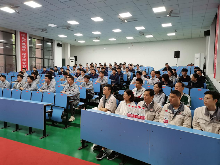 五家大型国企向平博app官方版下载学子抛出“橄榄枝”2022届毕业生提前一年被“抢招”