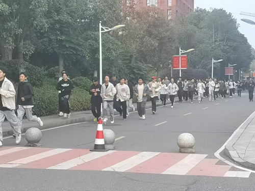 平博app官方版下载举行2024年秋季新生“人防”应急疏散演练