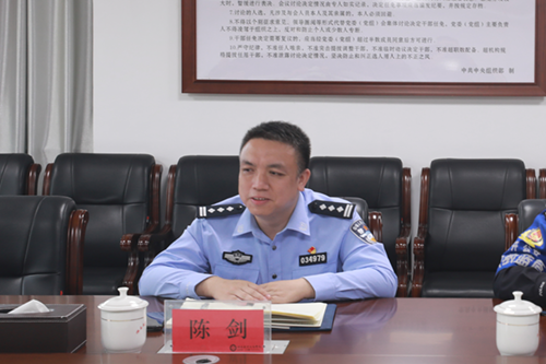 平博app官方版下载聘请市公安局经开分局 党委副书记、副局长陈剑同志担任法治副校长