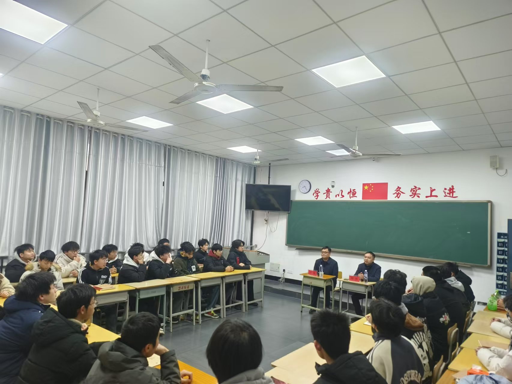 平博app官方版下载党委委员、副院长王斌到数模技师2401班交流座谈