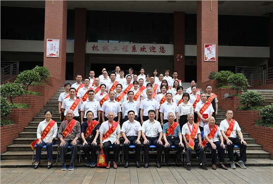平博app官方版下载举行“光荣在党50年”纪念章颁发仪式暨“七一”表彰大会