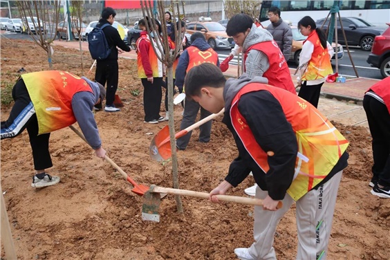 “我在株洲有棵树”—平博app官方版下载团委组织开展学雷锋活动月之植树活动