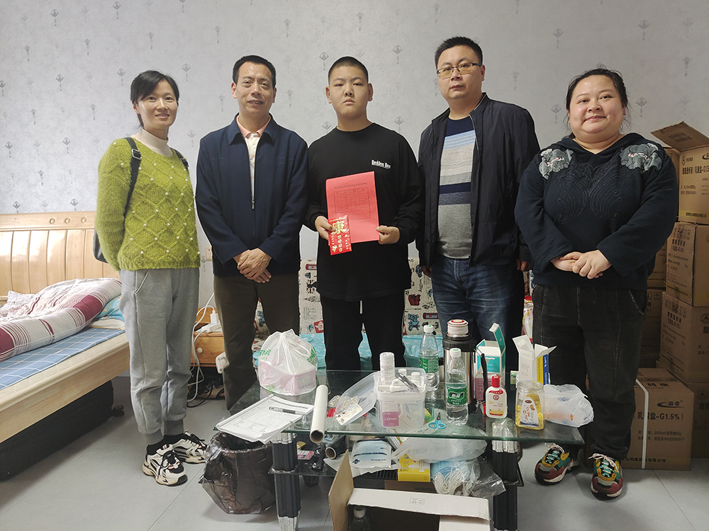 “我为师生办实事”——平博app官方版下载建筑装饰系党支部帮扶身患重病的谢佳伟同学